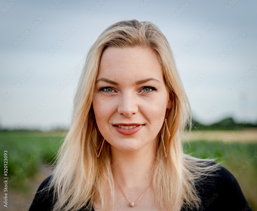 Portrait einer hübscher jungen Frau Portrait einer hübscher jungen Frau