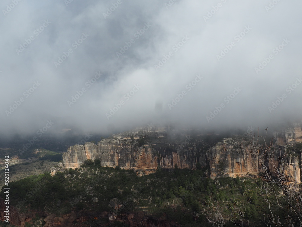 La montaña bajo la niebla, siurana, Tarragona, España, Europa