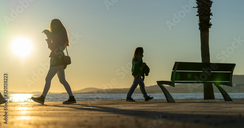 Εκτύπωση καμβά backlit people walking