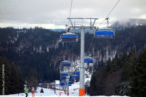 Sessellift im Skigebiet Feldberg im Schwarzwald bringt die Skifahrer im verschneiten Skigebiet nach oben zum Berg