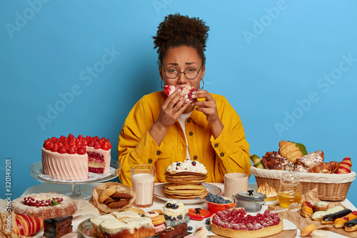 Fotografia, Obraz Gluttony and overeating concept