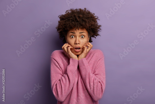 Εκτύπωση καμβά Omg, how scary! Freak out frightened ethnic young woman stands anxious, afraids