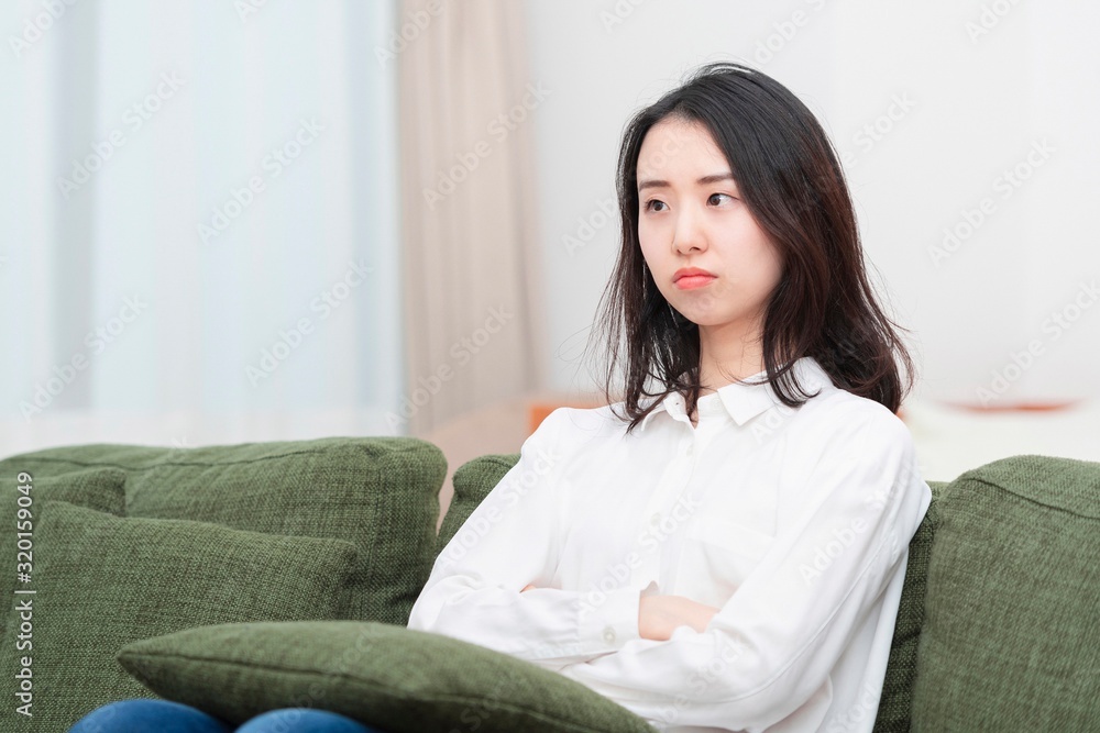 リビングのソファーに座る女性 リビングのソファーに座る女性