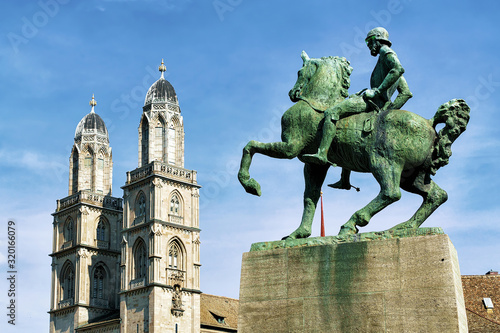 Foto Hans Waldmann monument and Twin towers of Grossmunster Church in Zurich, Switzer