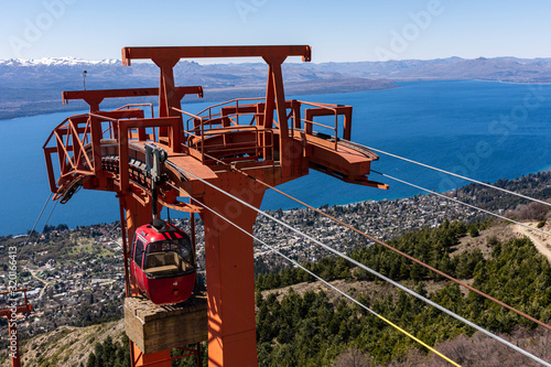 Foto Scene view of Cable car to Cerro Otto mountain against Nahuel Huapi lake in Bari