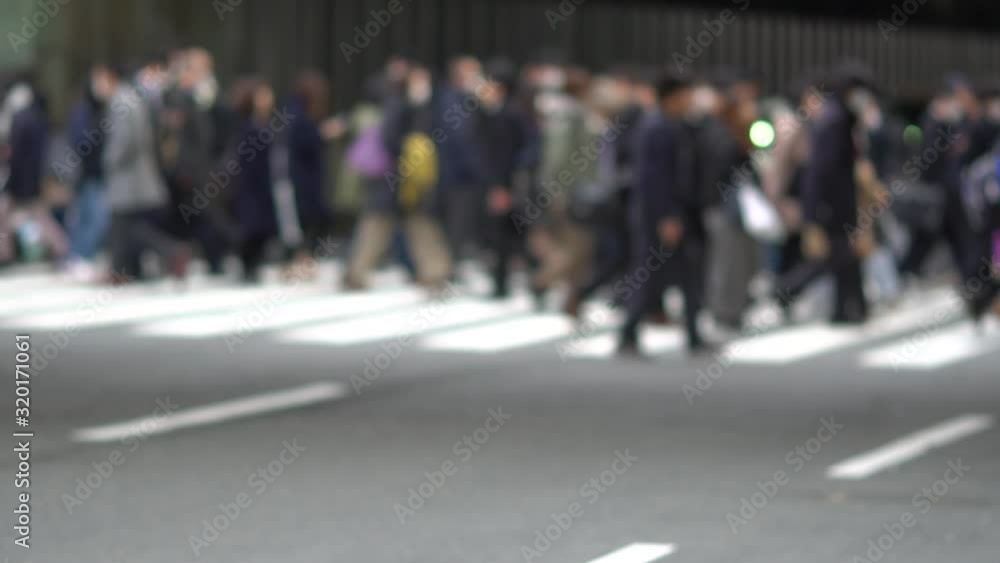 横断歩道を渡る人々 横断歩道を渡る人々
