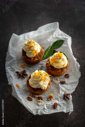Obraz na płótnie carrot cake cupcake bite size dessert snack homemade baked dessert cream orange peel decoration board composition cafe bistro w salonie