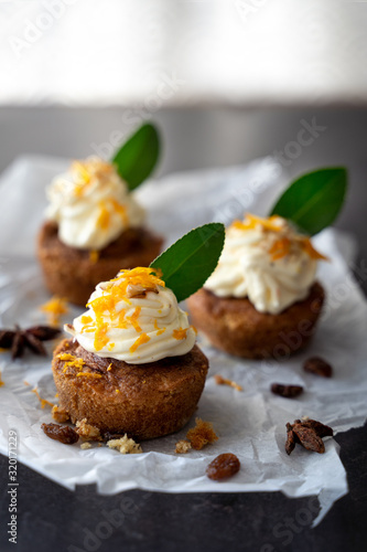 Obraz na płótnie carrot cake cupcake bite size dessert snack homemade baked dessert cream orange peel decoration board composition cafe bistro w salonie