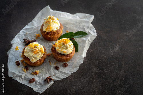 Obraz na płótnie carrot cake cupcake bite size dessert snack homemade baked dessert cream orange peel decoration board composition cafe bistro w salonie