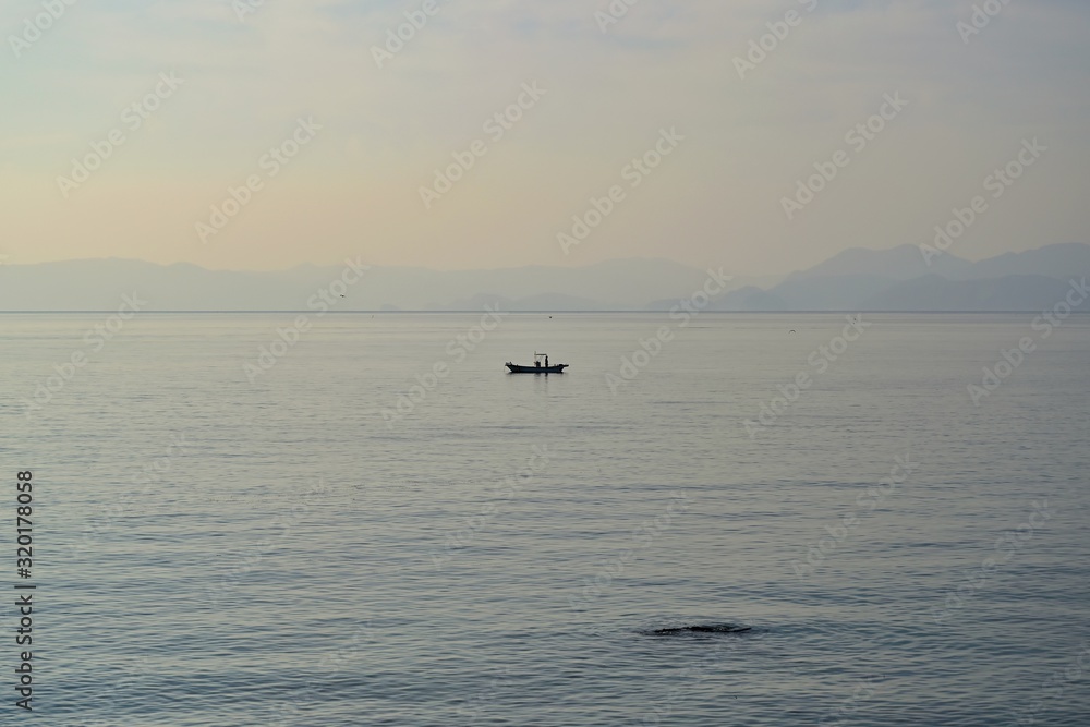 夕日に染まる橘湾で漁をする漁船＠島原、長崎