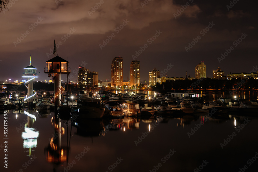 Naklejka premium Lighthouse on the River Dnipro in the background of the city