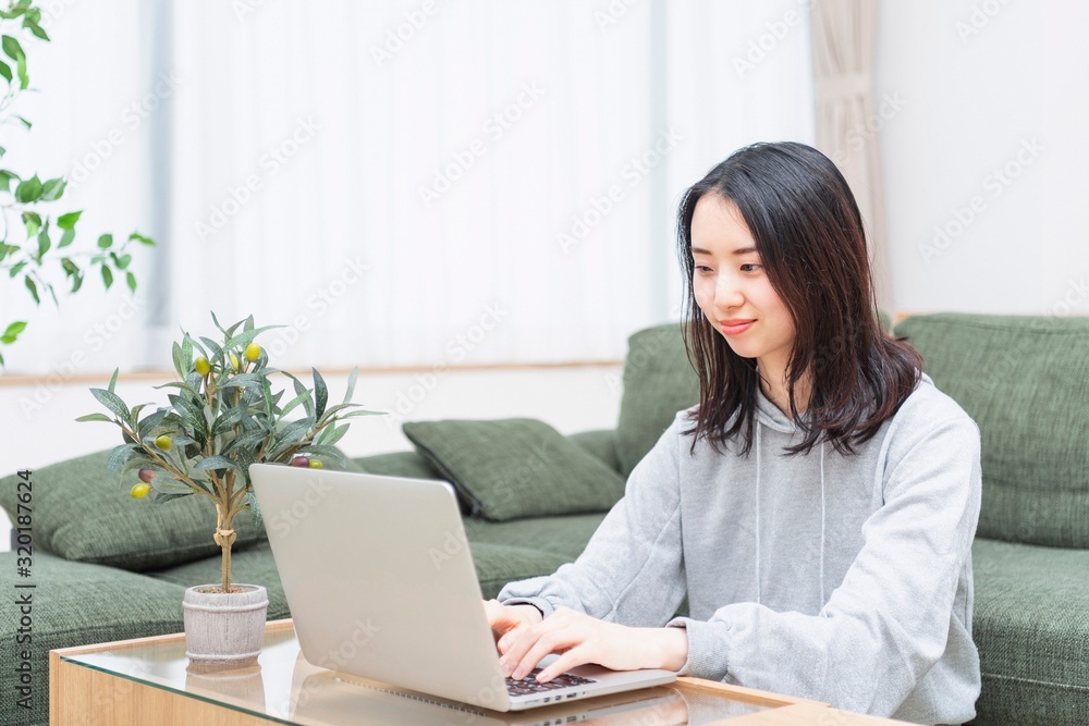 ノートパソコンを操作する女性 ノートパソコンを操作する女性