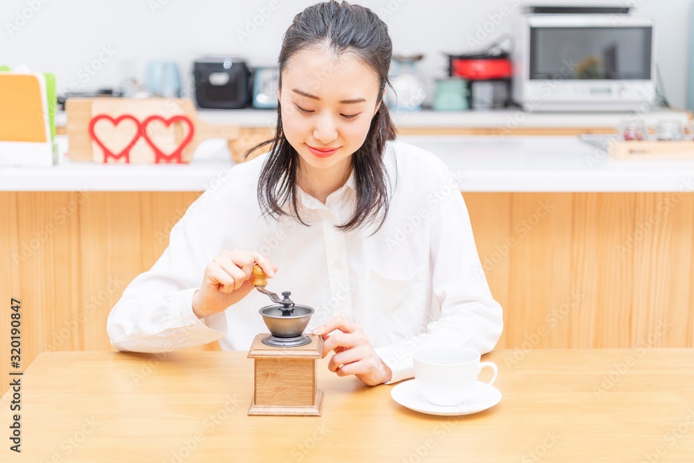 コーヒーを飲む女性