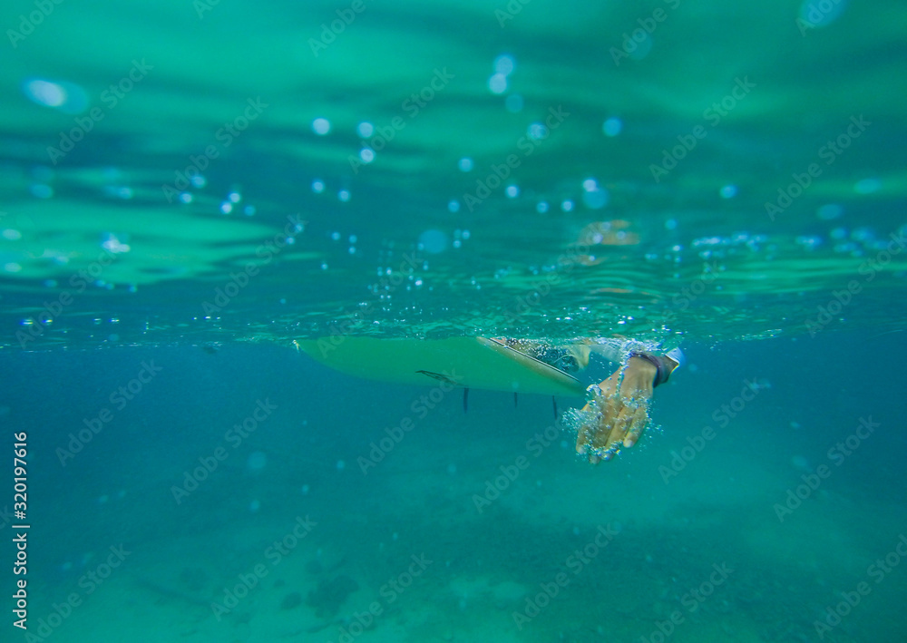 Naklejka premium Surfing on the ocean wave photo underwater