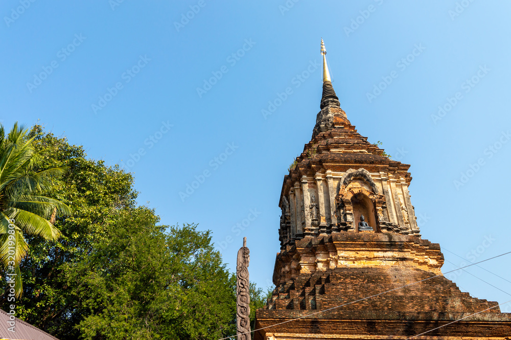 The large chedi Wat Lok Moli It is not known when the temple was built but it is first mentioned in a charter in 1367 CE. The sixth king of the Mangrai dynasty, King Kuena (1355-1385).