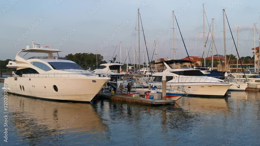 Singapore dec 2019 sunset at Raffles Marina
Singapore dec 2019 sunset at Raffles Marina