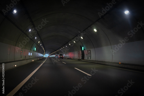 高速道路のトンネルの写真。交通のイメージ。