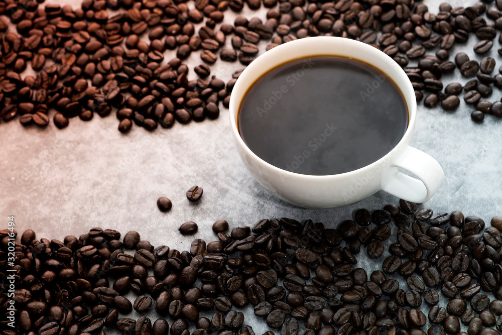 Fototapeta premium Hot Americano coffee with roasted coffee beans