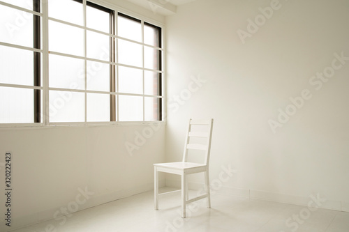 白い部屋と白い椅子