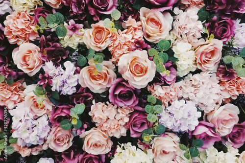 Fototapeta Naklejka Na Ścianę i Meble -  Close up of roses in pink, orange, red and purple hydrangea with green leave background and texture. For wallpaper, background, romance, wedding, presentation, card and floral theme. Horizontal.