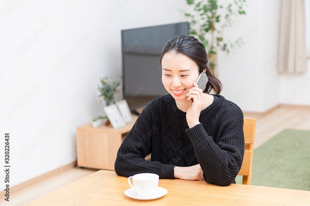 電話をする女性 電話をする女性