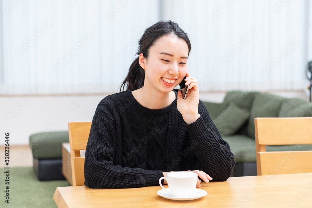 電話をする女性 電話をする女性