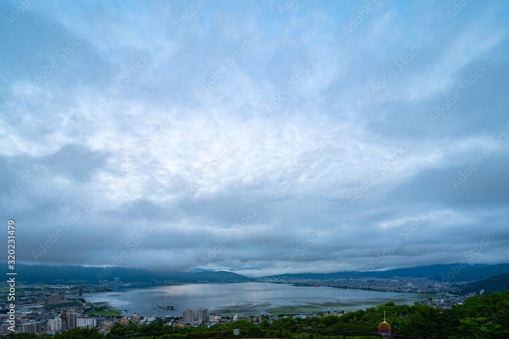 諏訪湖（日本・長野）の早朝の風景