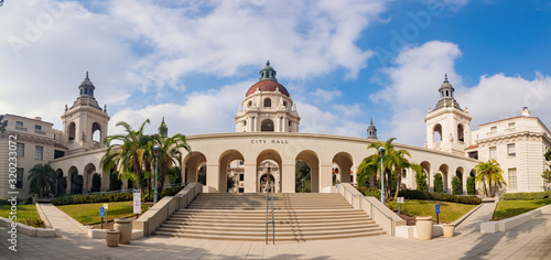 Schilderij op canvas Exterior view of the famous Pasadena City Hall