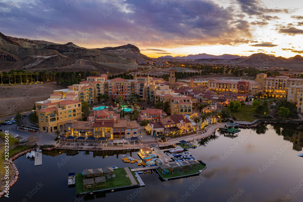 Obraz premium Sunset aerial view of the beautiful Lake Las Vegas area