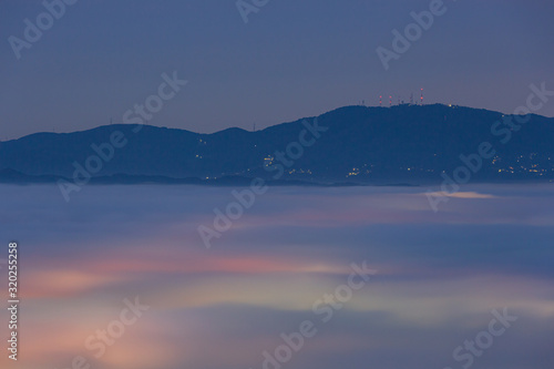 雲海と山の夜景