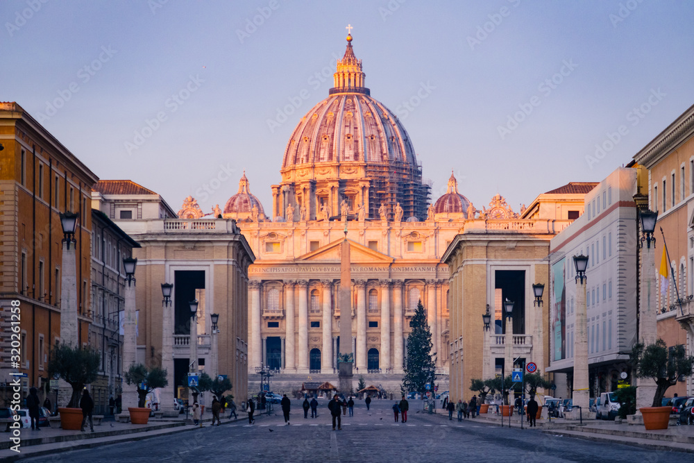 Fototapeta premium Rzym, Włochy - 3 stycznia 2020 r .: Plac św. Piotra i Bazylika św. Piotra Watykan, wpisane na Listę Światowego Dziedzictwa UNESCO, Rzym, Lacjum, Włochy, Europa