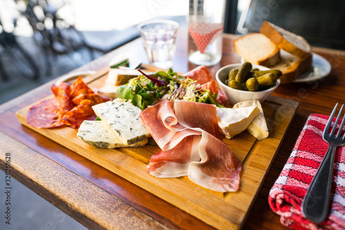 planche mixte jambon fromage parisien terrasse 