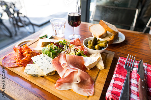 planche mixte jambon fromage parisien terrasse 