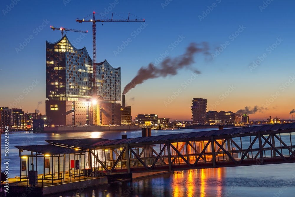 Fototapeta premium Hamburger Hafen mit Elbphilharmonie, Deutschland