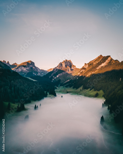 Lever du soleil avec nuage bas drone montagne suisse