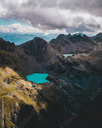 Lac bleu vue aérienne drone montagne suisse