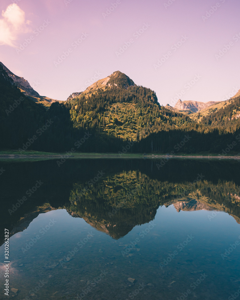 reflet lac montagne suisse