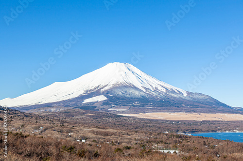 パノラマ台から見た富士山と山中湖