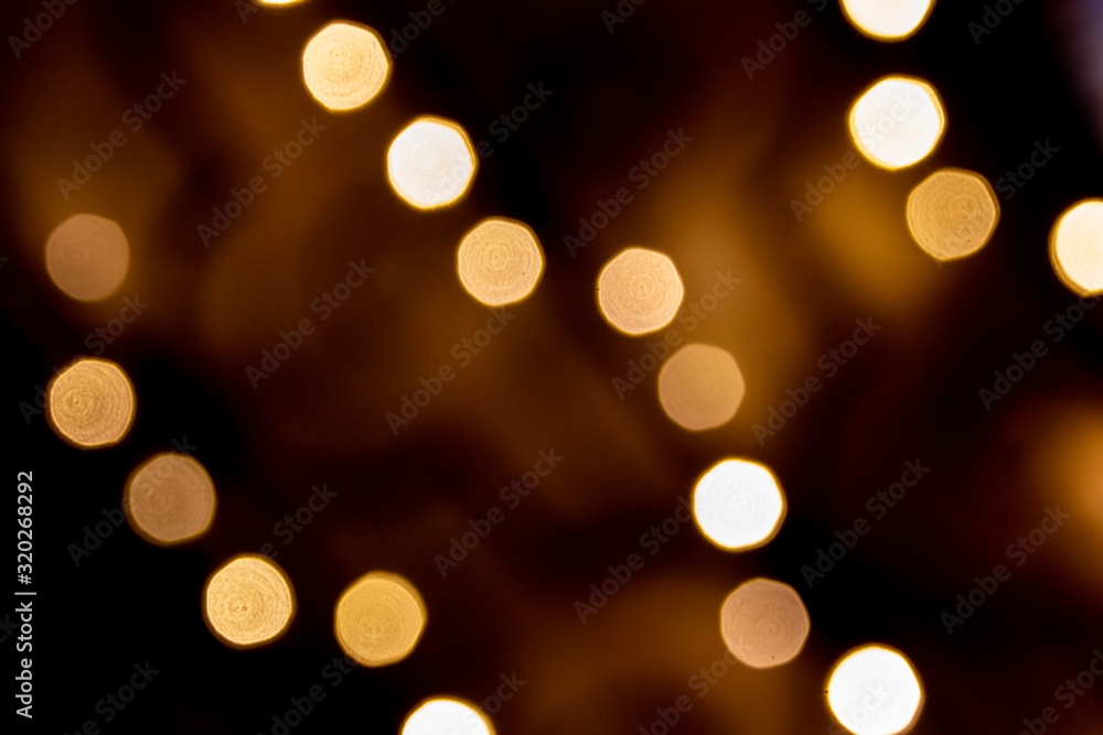 Weihnachtlich funkelnde und strahlende Lichter als schönes Bokeh vor dunklem Hintergrund verschönern die Adventszeit mit Glanz und Gloria