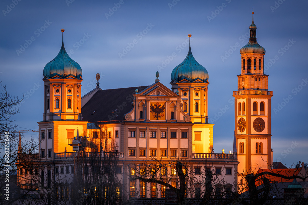 Fototapeta premium Rathaus und Perlachturm in Augsburg von der Rückansicht