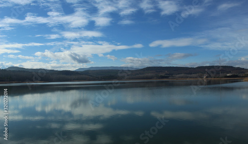 reflejo de montañas en lago © maximo