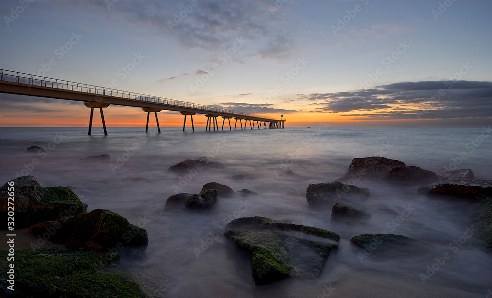 Fototapeta premium Amanecer sobre el puente