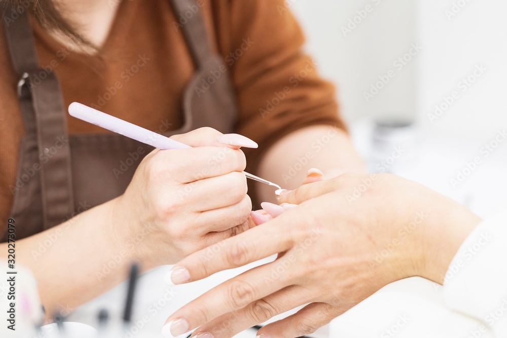 © garage38 - ネイルサロンで施述する女性 © garage38 - ネイルサロンで施述する女性