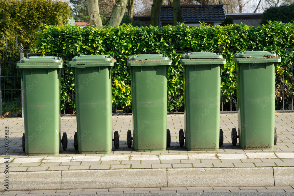 Obraz premium Biotonnen am Strassenrand, Kamen, Nordrhein-Westfalen, Deutschland, Europa