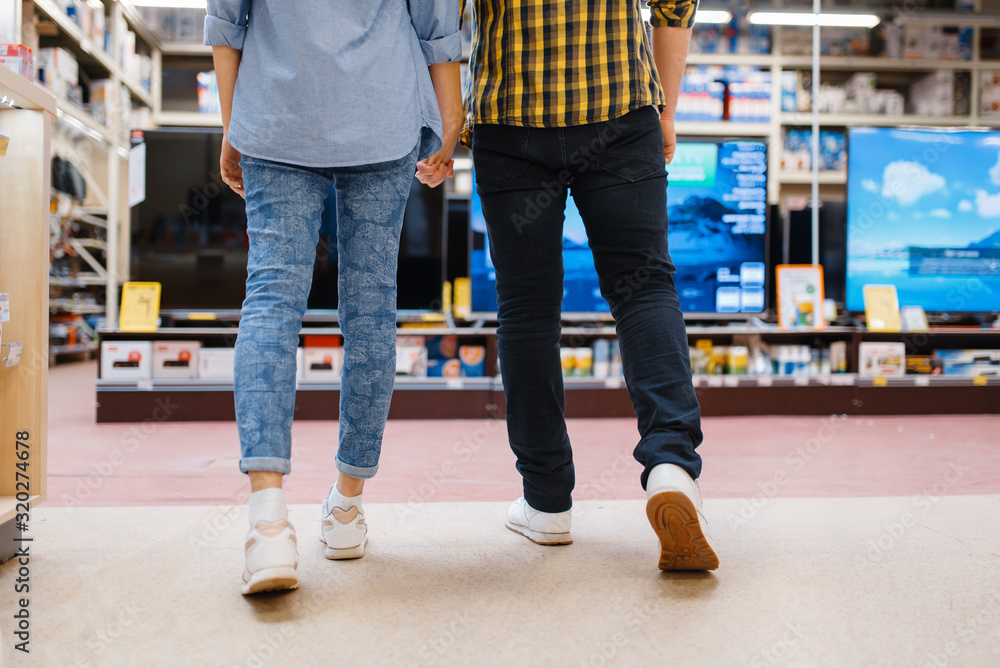 Fototapeta premium Couple choosing TV in electronics store