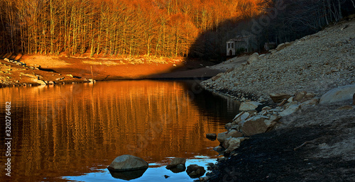 Amanecer en el embalse photo