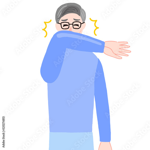 肘をあててクシャミする男性　高齢者