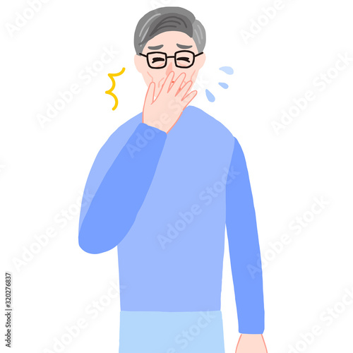 手をあててクシャミする男性　高齢者