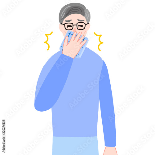 ハンカチをあててクシャミする男性　高齢者