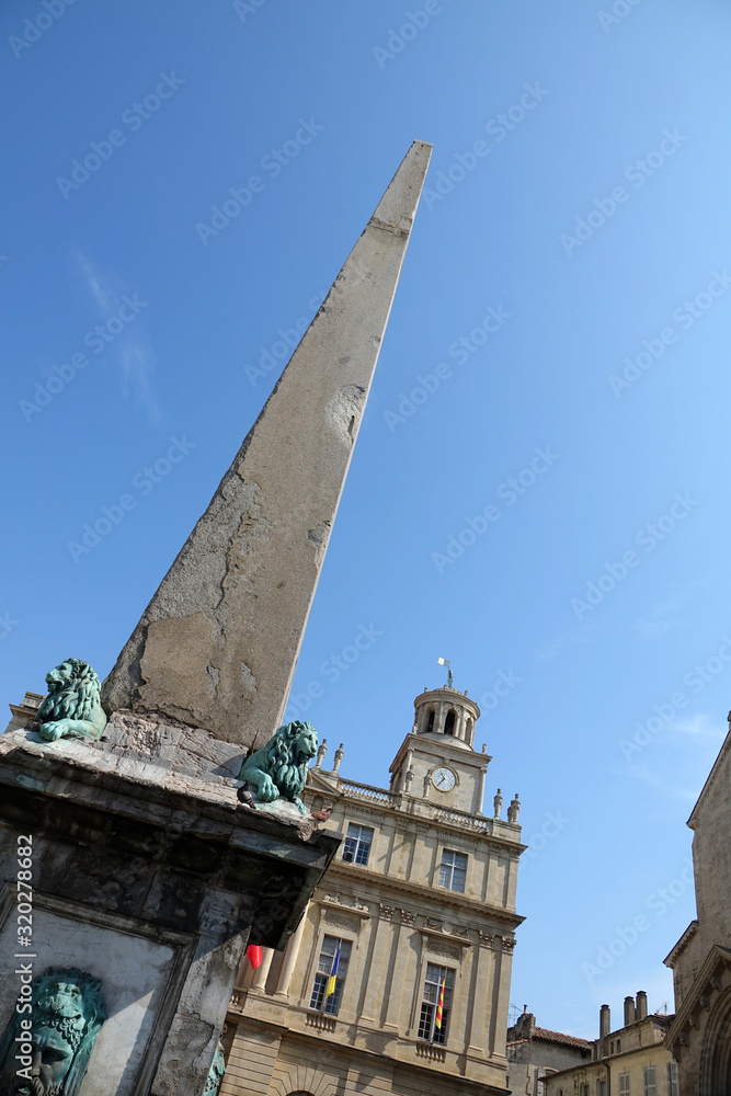 Obelisk und Rathaus auf dem Place de la Republique in Arles